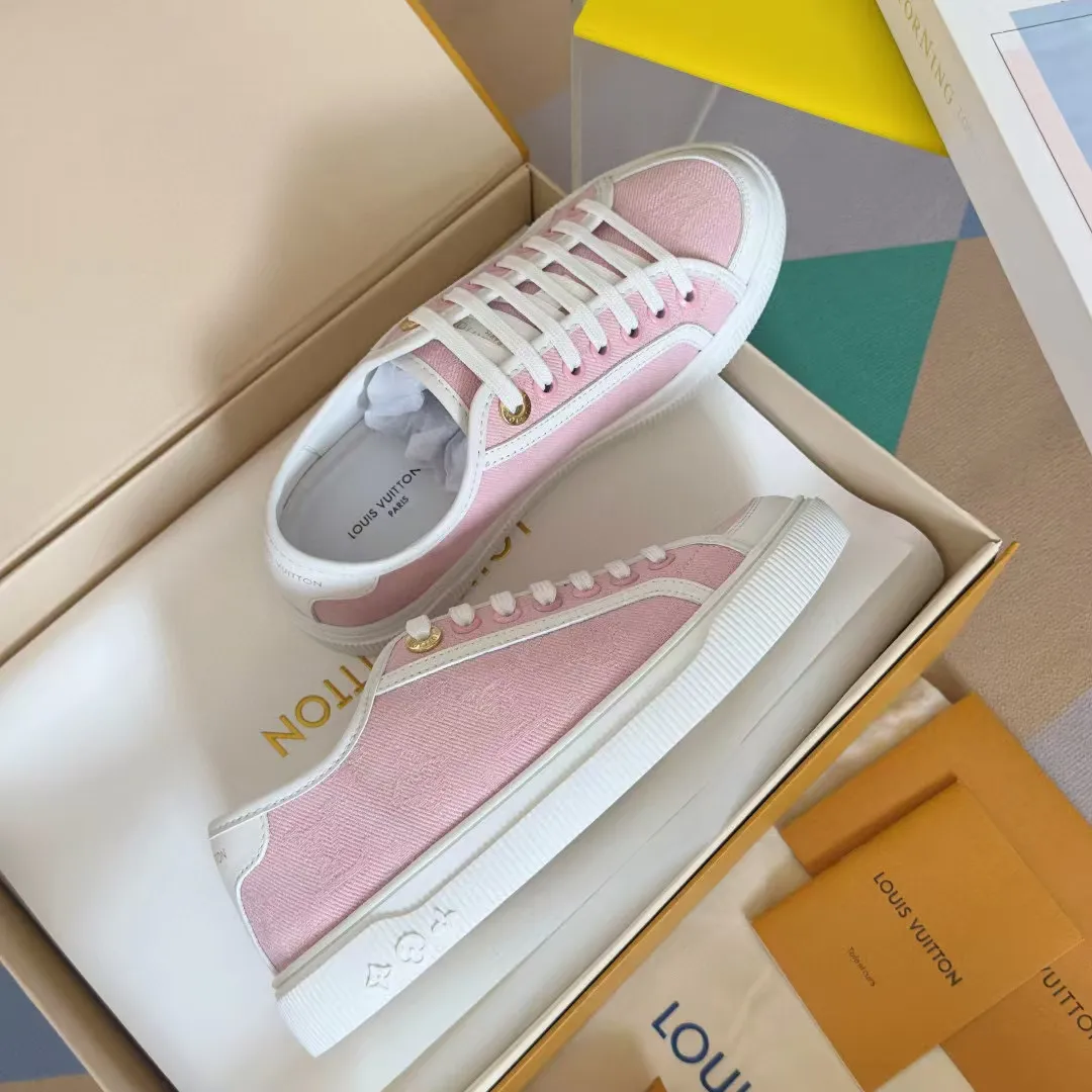 👟👟Ex-factory price 420👟👟 LV Louis Vuitton L Home Donkey Brand’s latest Lagoon series Thick-soled denim denim Embossed Presbyopia Thick-soled Casual sneakers Skateboard shoes Original purchase and development Production This Lagoon sneaker is made of Monogram denim, injecting a retro flavor into the classic design. The Louis Vuitton logo pops out from the leather trim, and the inscribed eyelets, trim and laces highlight the exquisite details. The rubber outsole embellished with Monogram flowers completes the whole. Exquisitely packaged at the delivery counter🛍📦 ▪️ Fabric: Original imported custom first-layer cowhide ▪️ Lining: Original imported cowhide lining ▪️ Sole: Original open-molded non-slip TPU material ▪️ Bottom thickness: 2.5CM ▪️ Size: Women's size 35-40 (41, 42 can be customized)